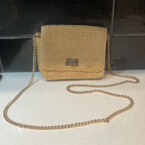 Mini Woven Crossbody Bag! Chain Link Strap. Turn Lock Closure. Metallic Gold - Picture 3 of 15
